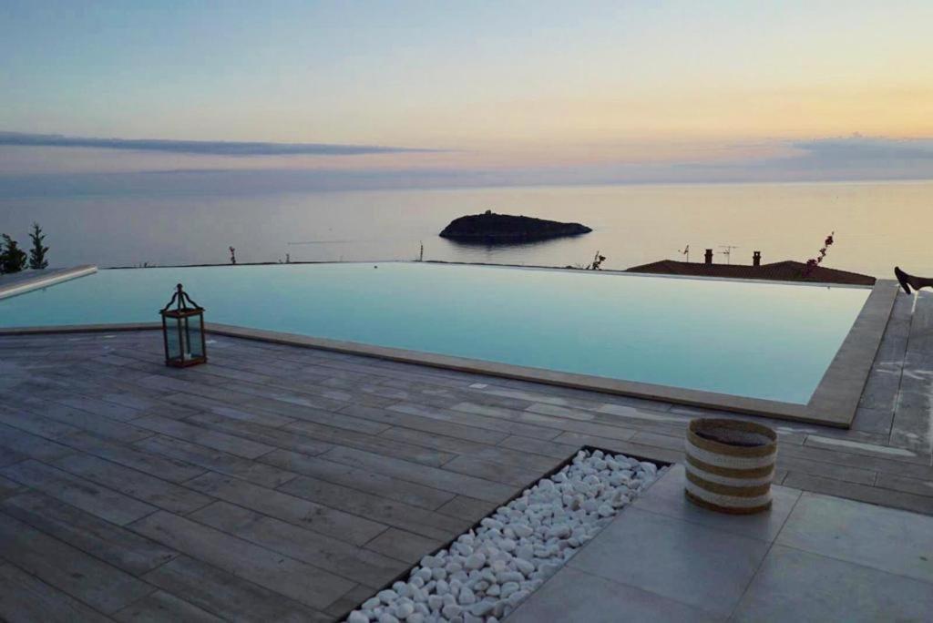 Luxury Villa Blue&Blanc Piscina A Sfioro Isola Diamante Exterior foto